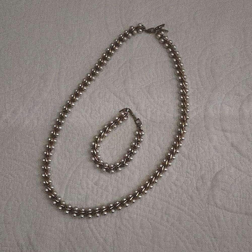 Necklace and bracelet set, necklace 23.5x7. Costume jewelry